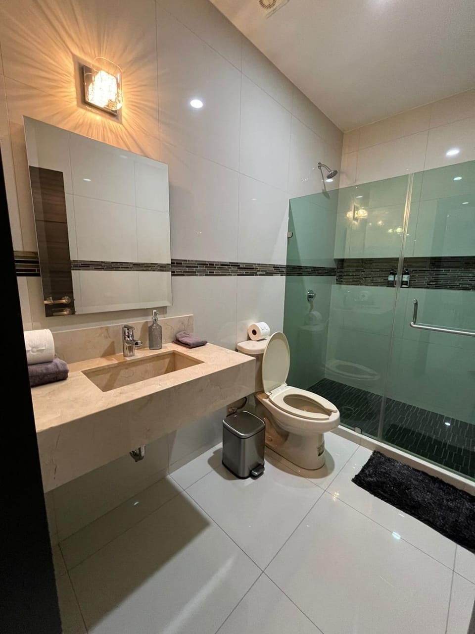 Shower, Toilet, Bathroom, towels