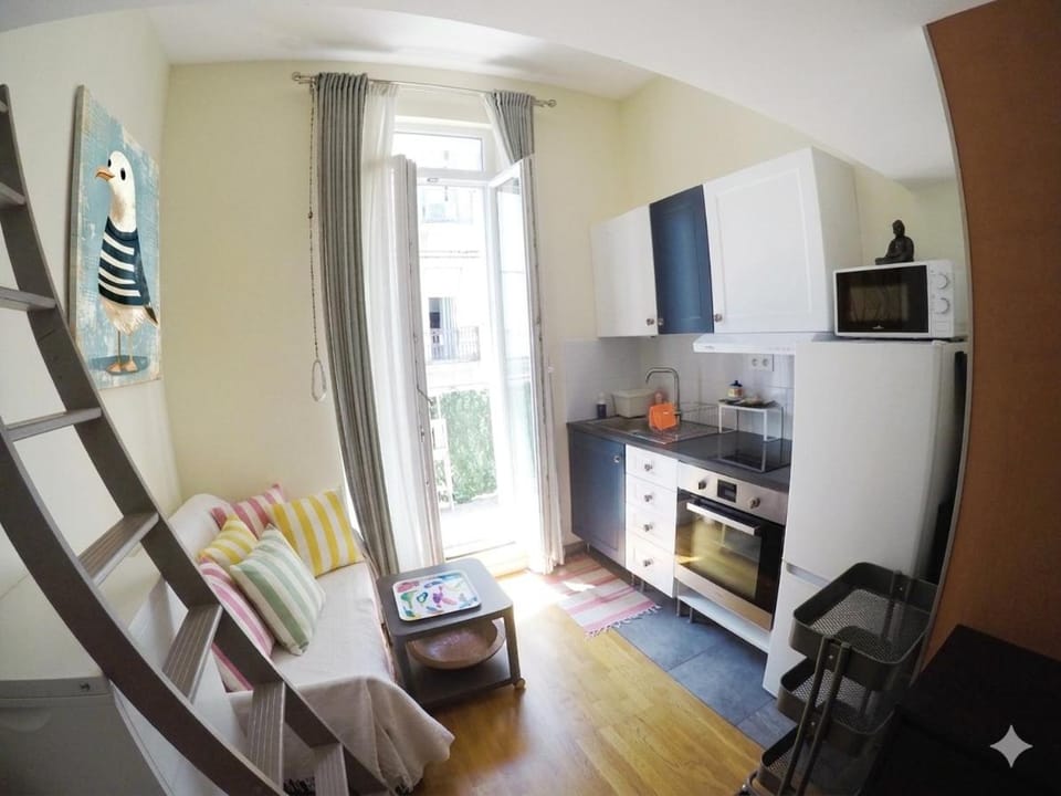 Kitchen or kitchenette, Living room, Seating area, oven, stove