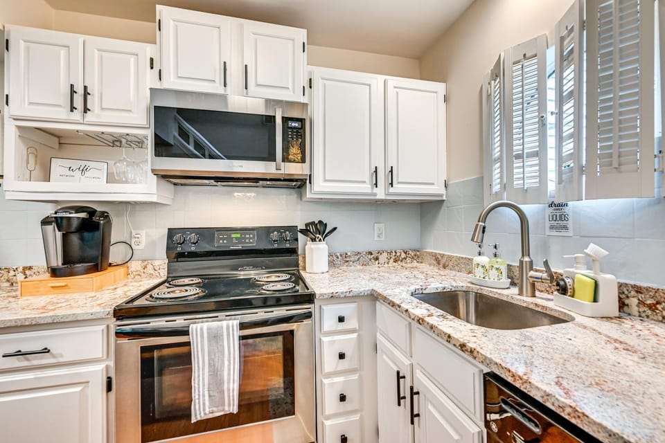 1 Mi to Mohegan Sun: Studio w/ Pool Access Apartment in Norwich