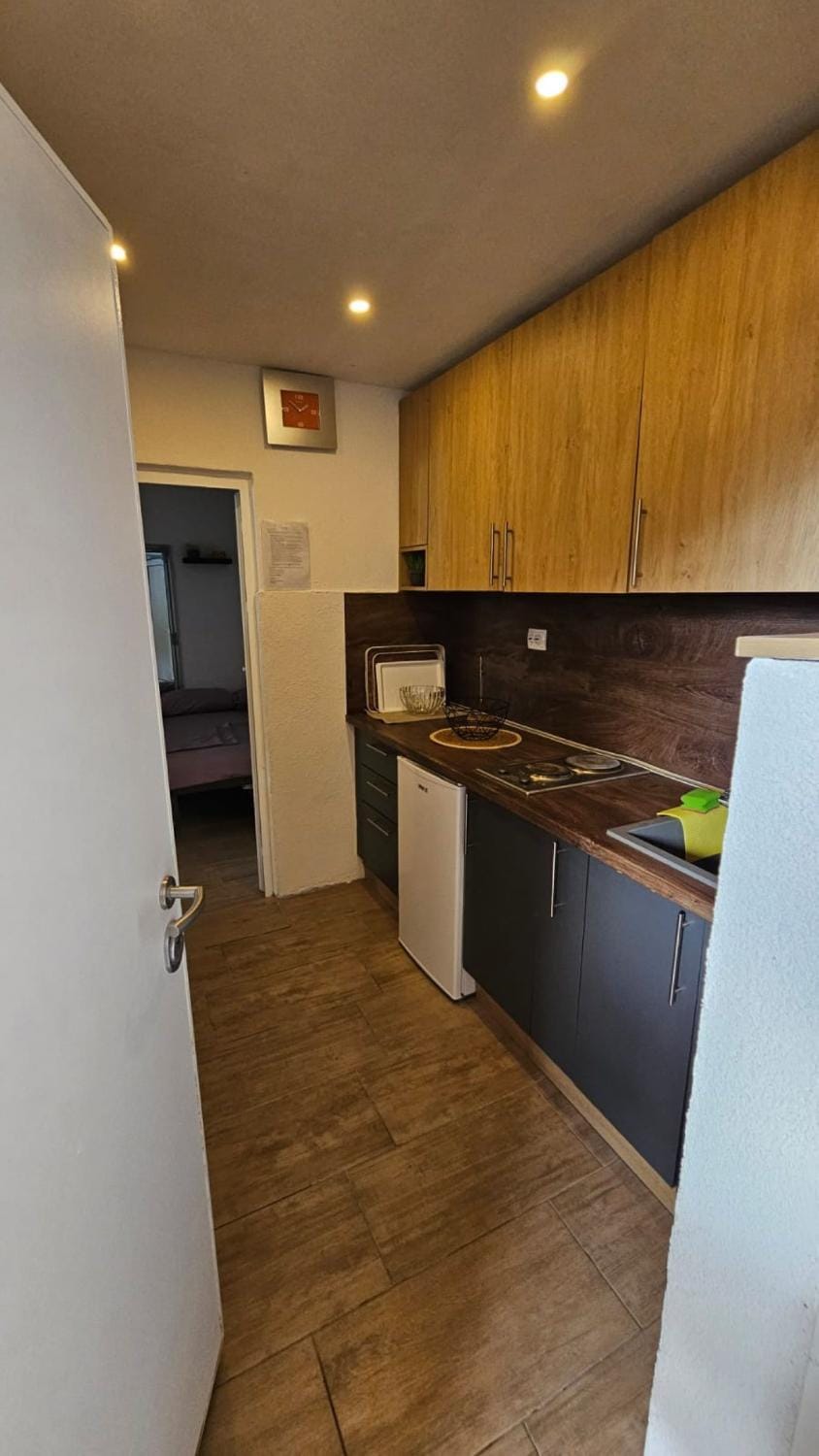 Kitchen or kitchenette, minibar, stove