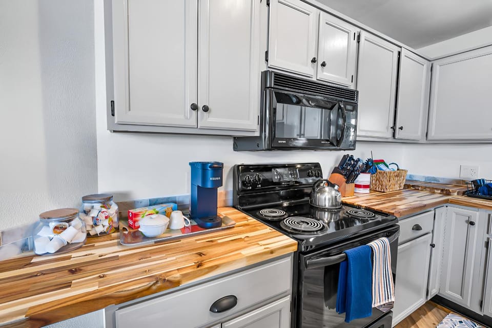 Coffee/tea facilities, Kitchen or kitchenette, oven, stove