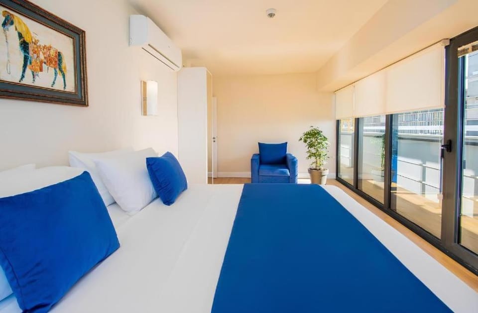 Bed, Natural landscape, View (from property/room), Balcony/Terrace, Living room, Photo of the whole room, Seating area, Bedroom, air conditioner