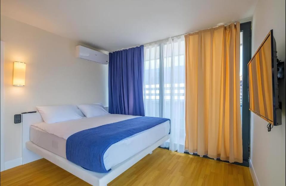 Bed, TV and multimedia, Photo of the whole room, Bedroom