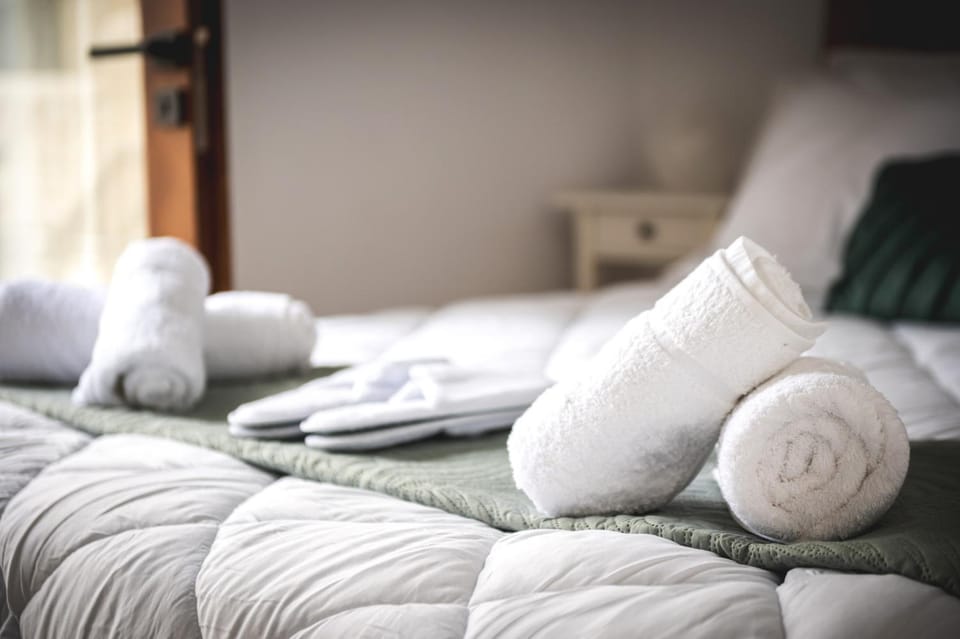 Bed, Bedroom, towels