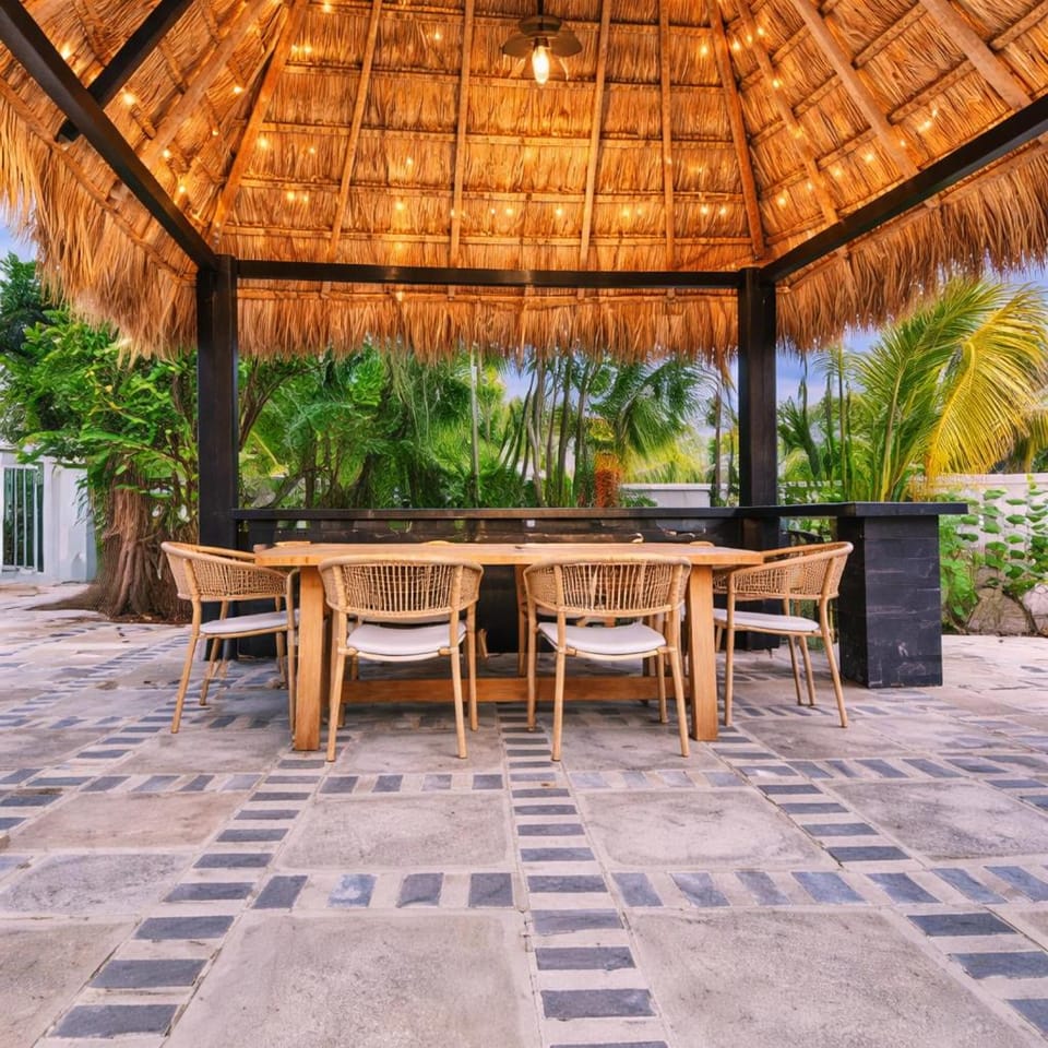Palm Breeze HideawayPoolTiki HutNorthwood Hills House in West Palm Beach