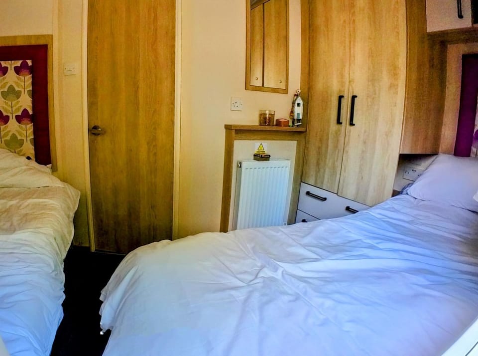 Bed, Photo of the whole room, Bedroom, internet, wardrobe
