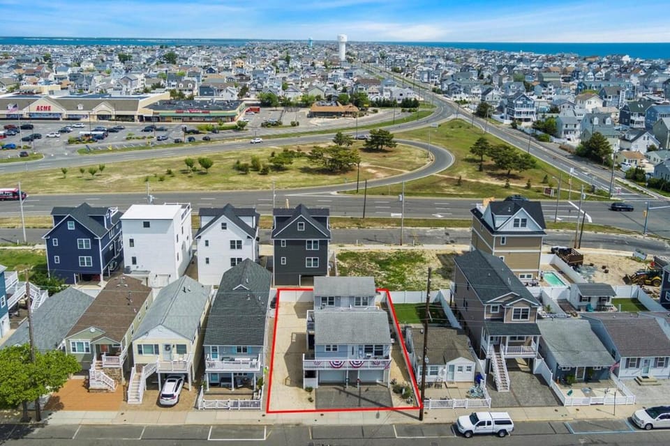 2 beach houses 2 blocks to the beach boardwalk and dinning and beach passes Apartment in Seaside Heights