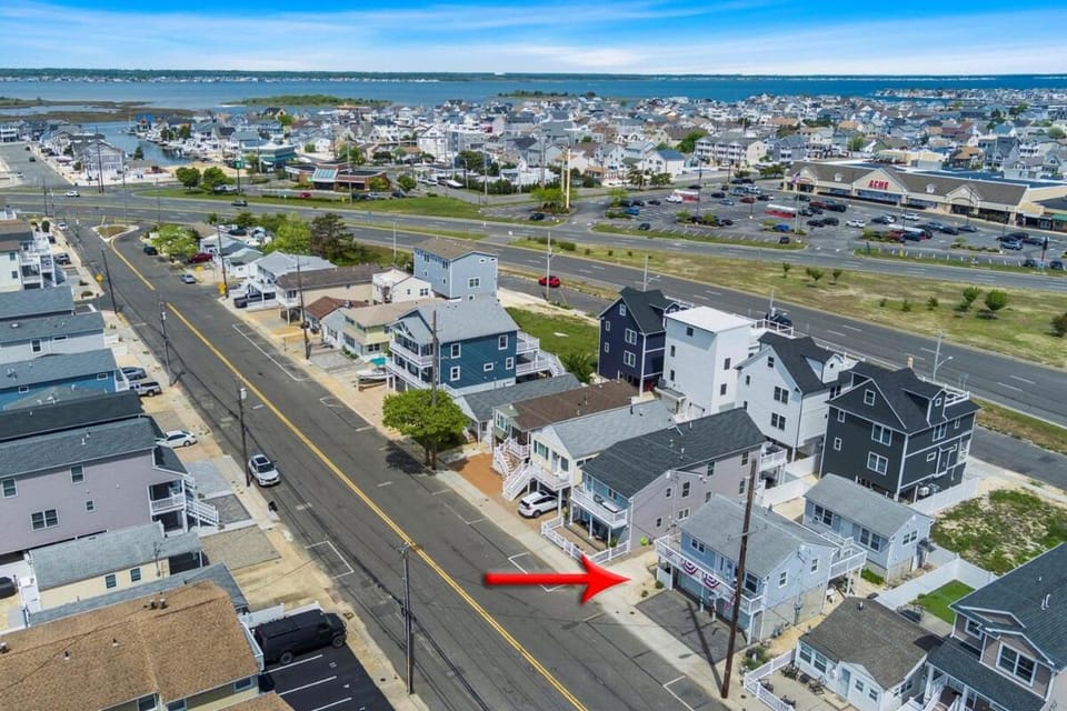 2 beach houses 2 blocks to the beach boardwalk and dinning and beach passes Apartment in Seaside Heights