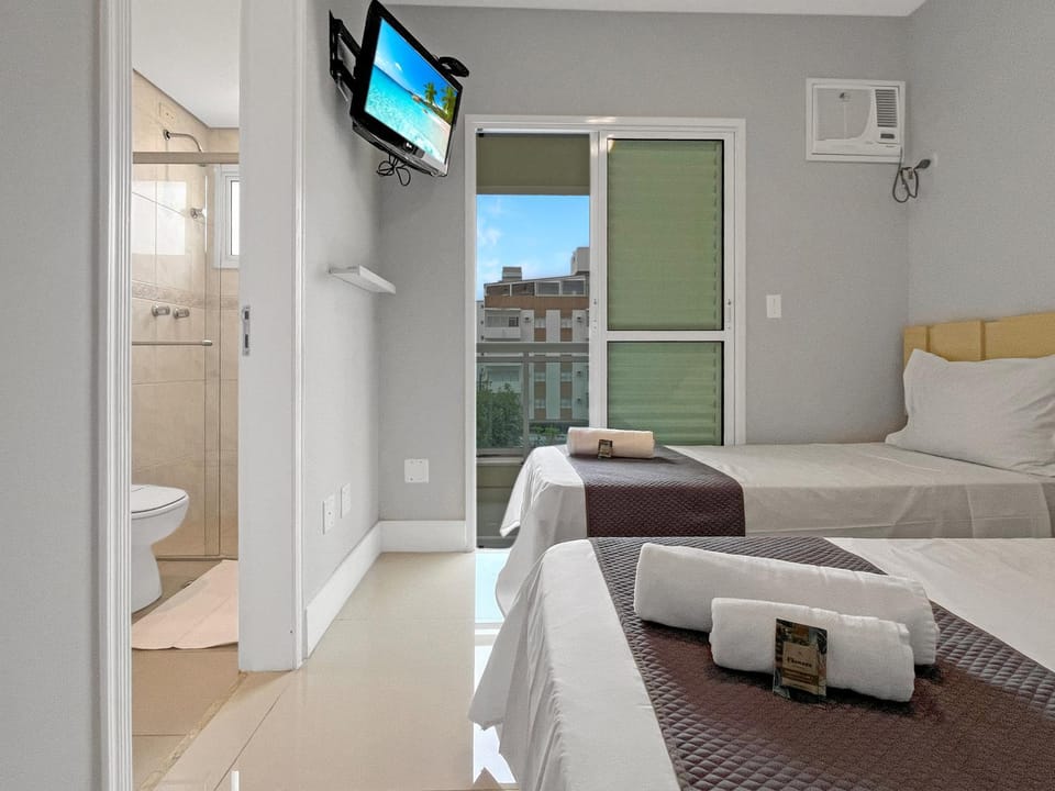 Bed, TV and multimedia, Photo of the whole room, Bedroom, towels, air conditioner