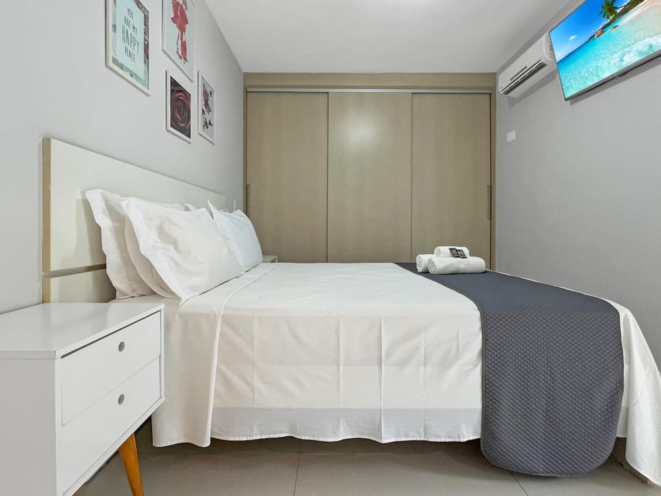 Bed, TV and multimedia, Photo of the whole room, Bedroom, towels, wardrobe, air conditioner