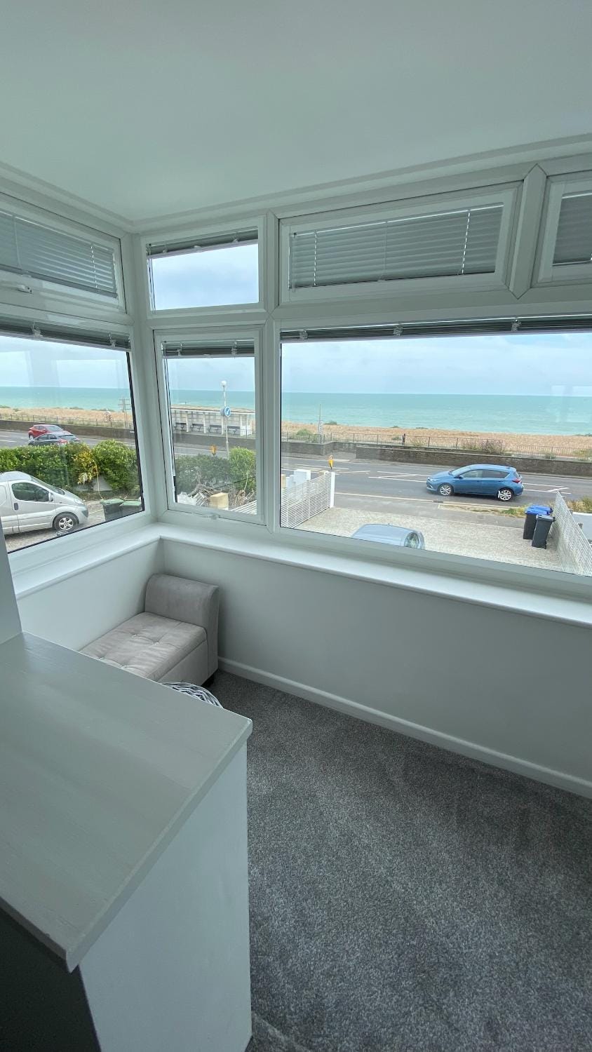 Ocean View in Worthing, 5 bedrooms for 10, 3 Bathrooms, Hot Tub, Parking for 6, Seaview House in Worthing