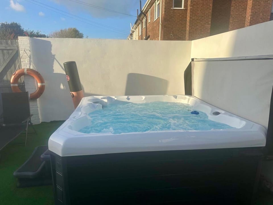 Ocean View in Worthing, 5 bedrooms for 10, 3 Bathrooms, Hot Tub, Parking for 6, Seaview House in Worthing