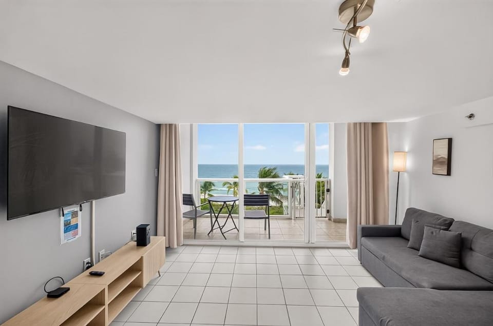 Shine Suites Balcony Duplex 5 Apartment in Miami Beach