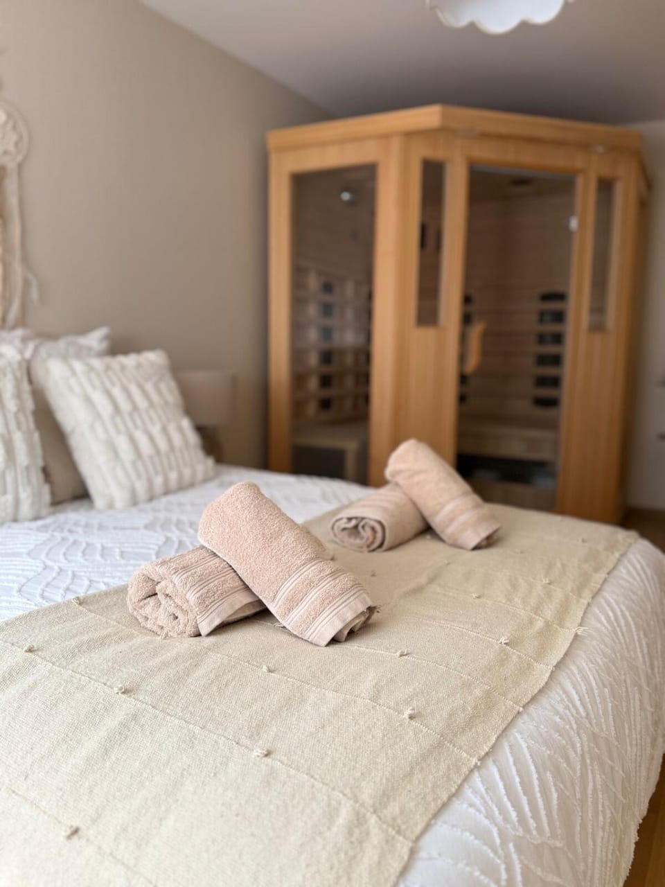 Bed, Bedroom, towels