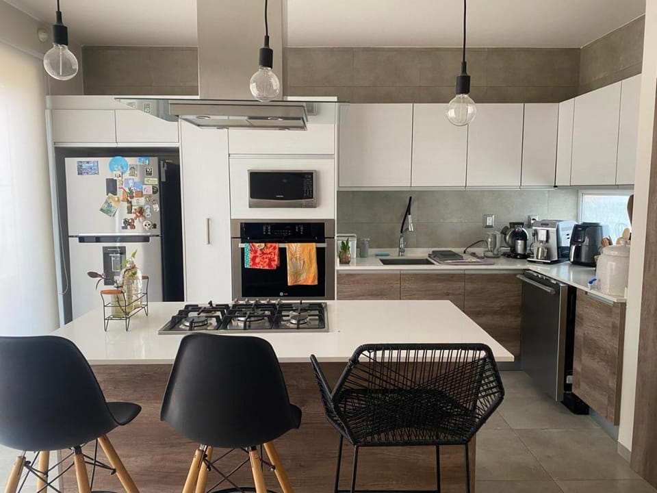 Coffee/tea facilities, Kitchen or kitchenette, Dining area, oven, stove