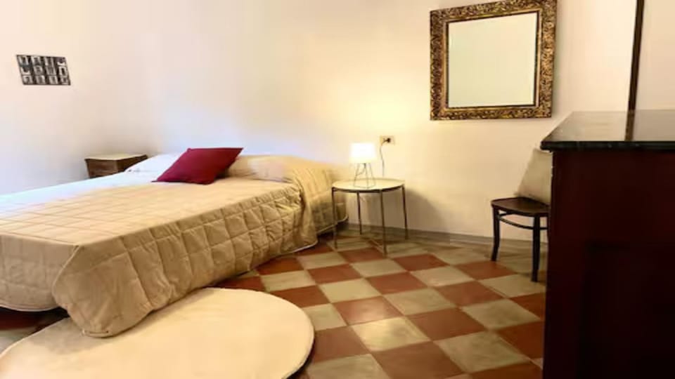 Photo of the whole room, Bedroom