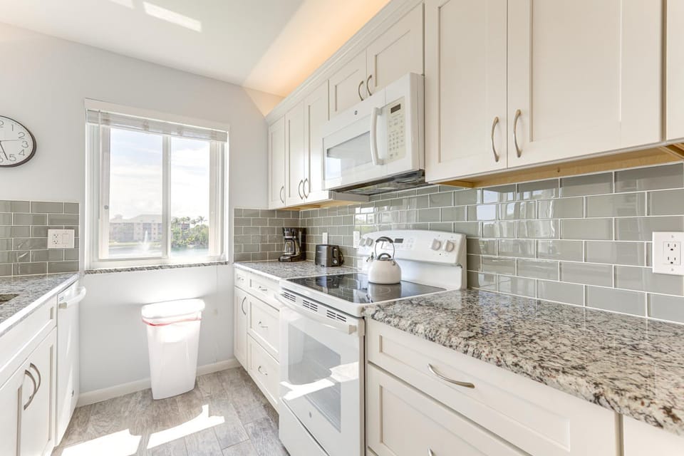 2 Mi to Jupiter Beach: Condo w/ Lake Views House in Jupiter