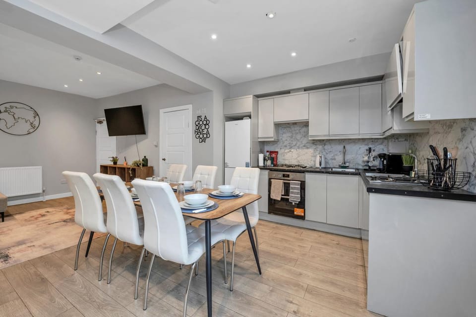 Kitchen or kitchenette, Living room, Seating area, Dining area