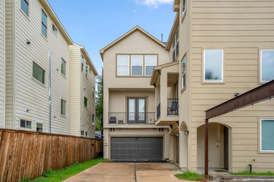 Spacious Luxe Stay , Near DT, MedCtr & NRG, New Apartment in Houston
