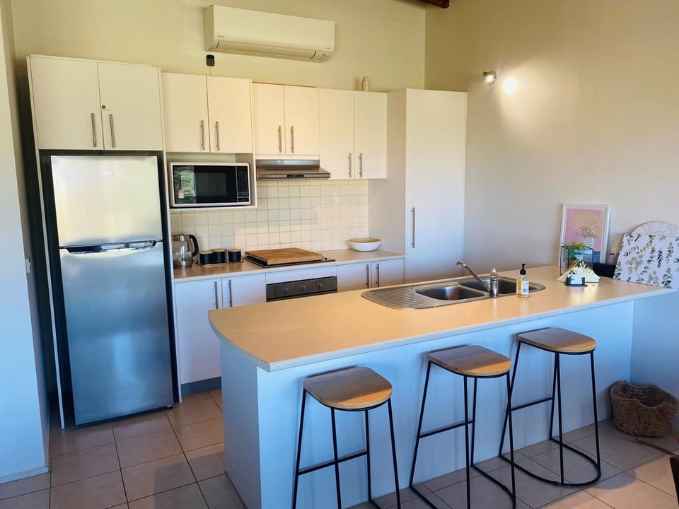 Kitchen or kitchenette, Dining area, minibar, pet friendly, stove, toaster