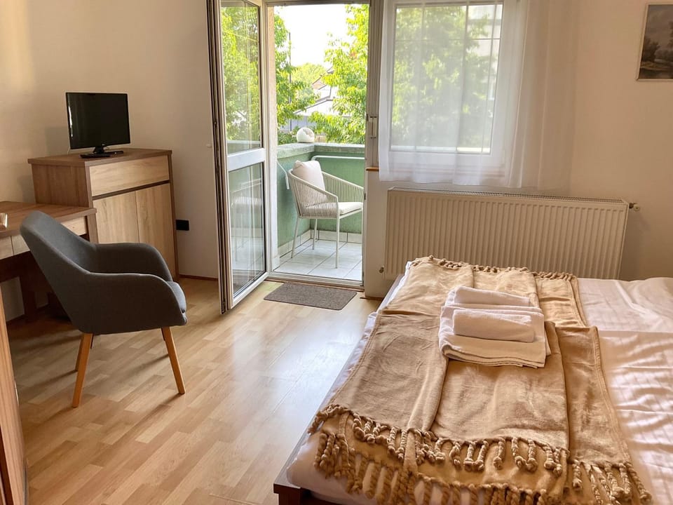 TV and multimedia, Photo of the whole room, Bedroom