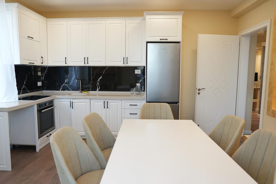 Kitchen or kitchenette, Dining area, dishwasher