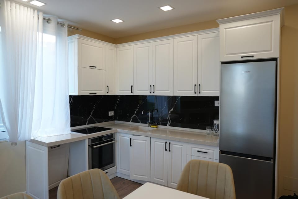 Kitchen or kitchenette, Dining area, oven