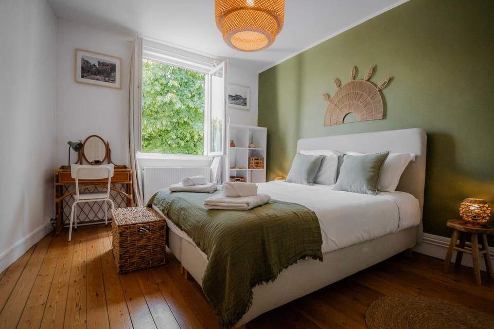 Bed, Photo of the whole room, Bedroom, towels