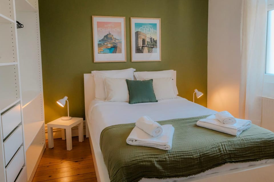Bed, Photo of the whole room, Bedroom, towels