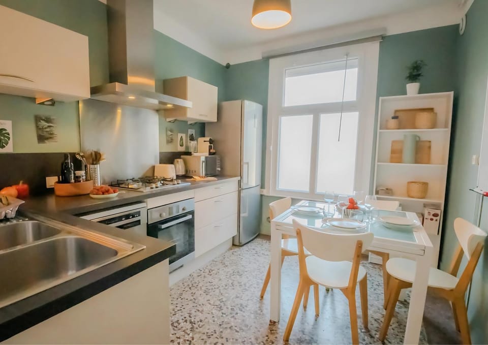 Coffee/tea facilities, Kitchen or kitchenette, Dining area, dishwasher, oven, stove, toaster