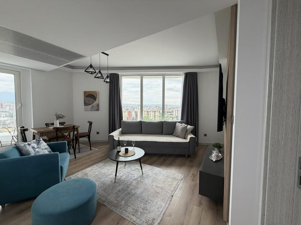 TV and multimedia, View (from property/room), Balcony/Terrace, Living room, Seating area, Dining area, City view, Mountain view, Drinks