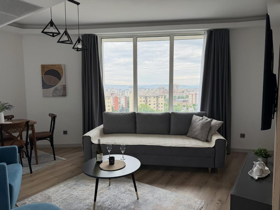 TV and multimedia, View (from property/room), Seating area, Dining area, City view, Drinks