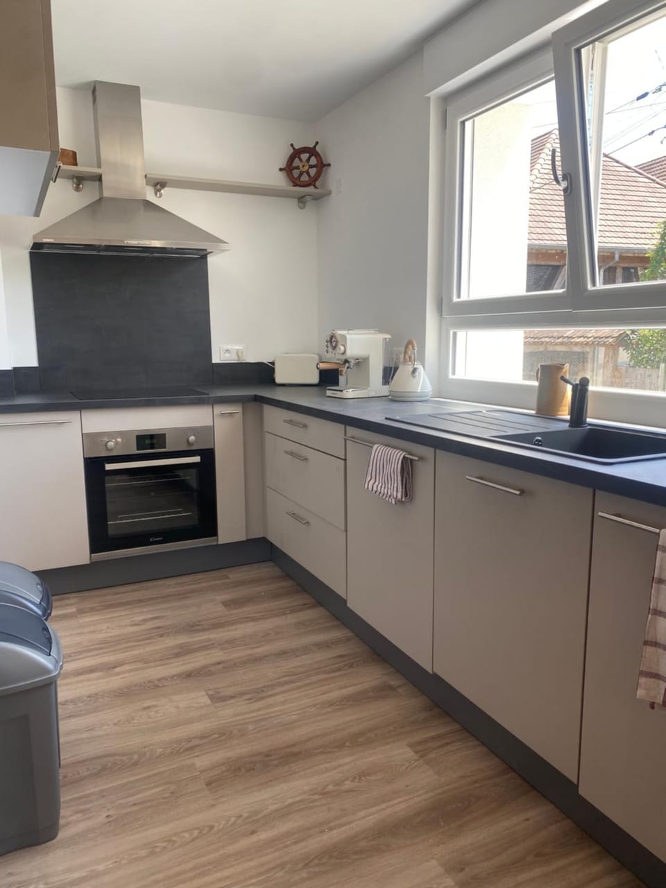Kitchen or kitchenette, dishwasher