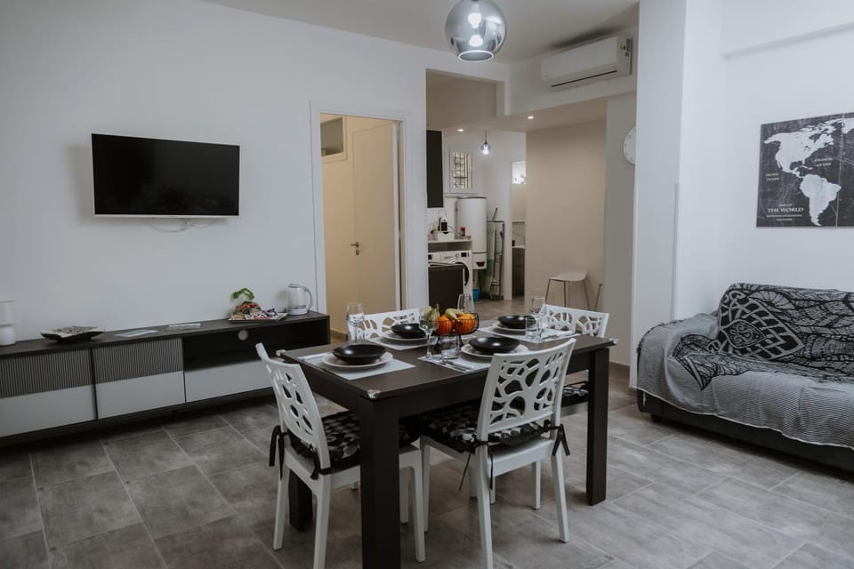 TV and multimedia, Living room, Seating area, Dining area, Food