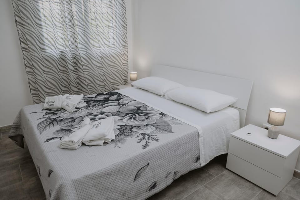 Bed, Bedroom, towels