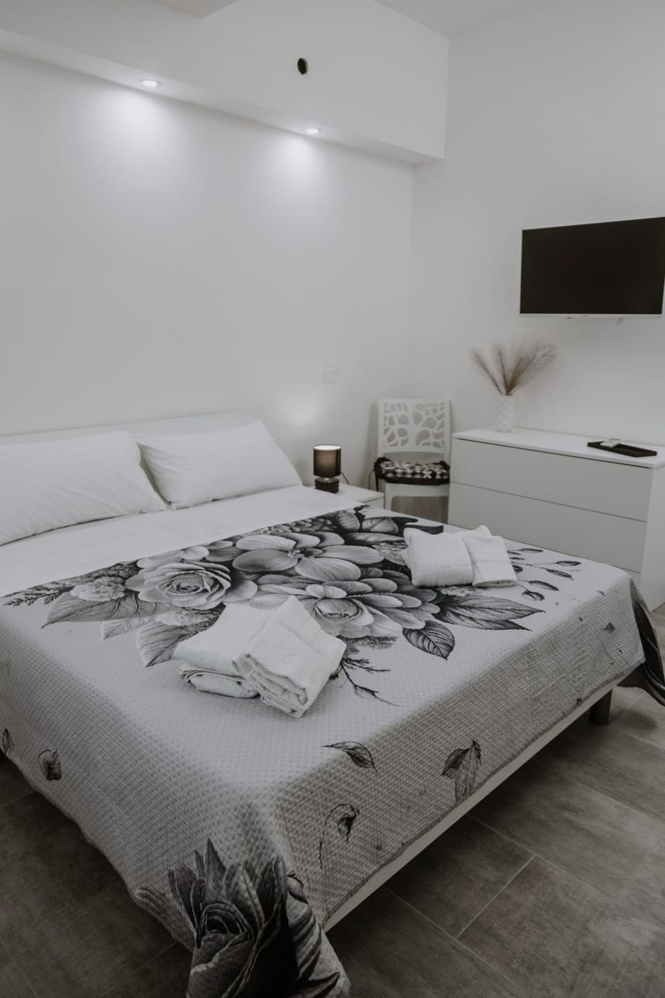 Bed, TV and multimedia, Bedroom, towels