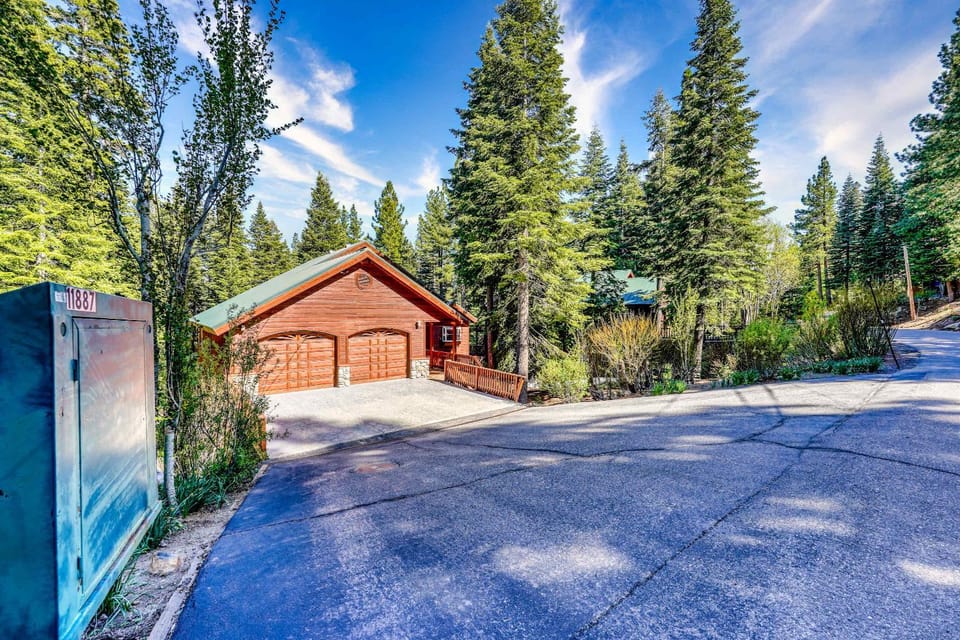 Modern Retreat in Truckee with AC and Game Room House in Truckee