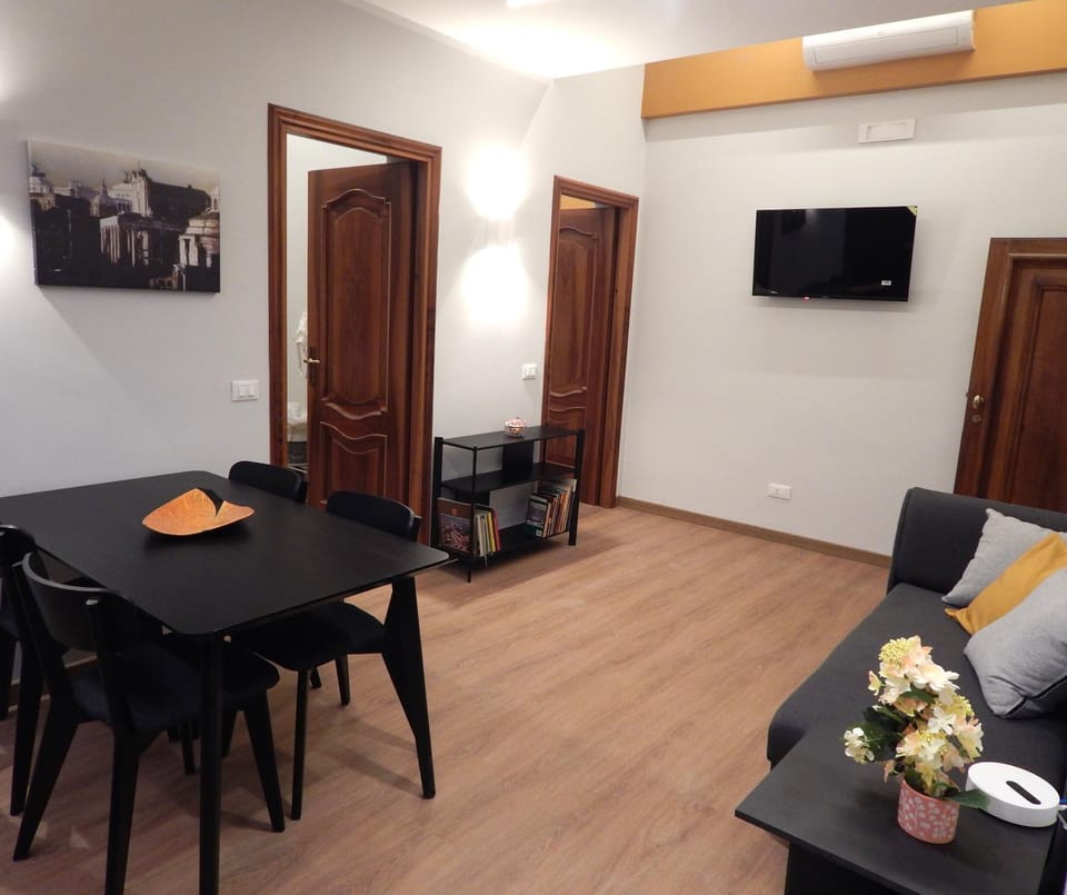 Communal lounge/ TV room, TV and multimedia, Living room, Seating area, Dining area, air conditioner
