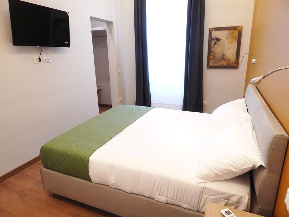 Bed, TV and multimedia, Seating area, Bedroom, wardrobe, air conditioner