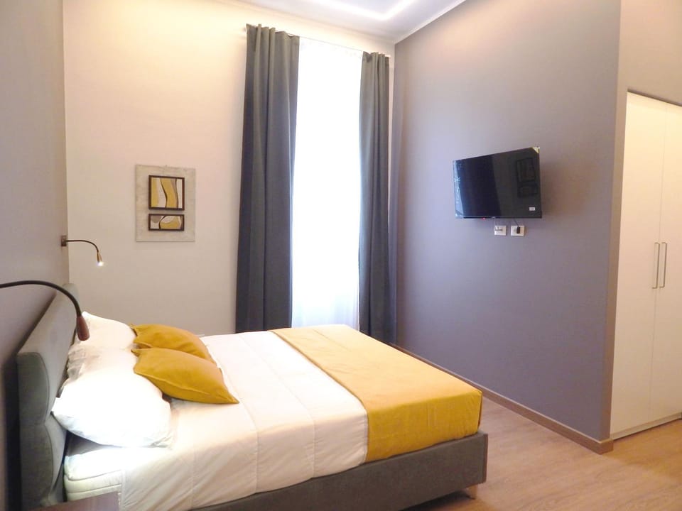 Bed, TV and multimedia, Photo of the whole room, Seating area, Bedroom, wardrobe, air conditioner