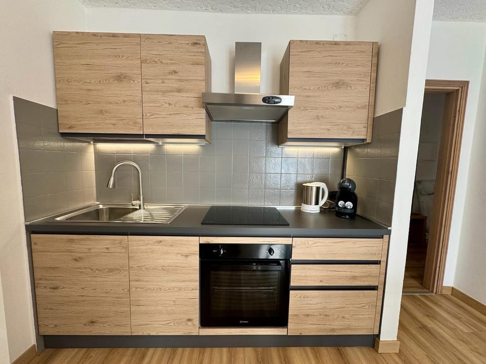 Coffee/tea facilities, stove