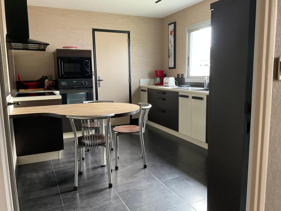 Dining area, oven, stove