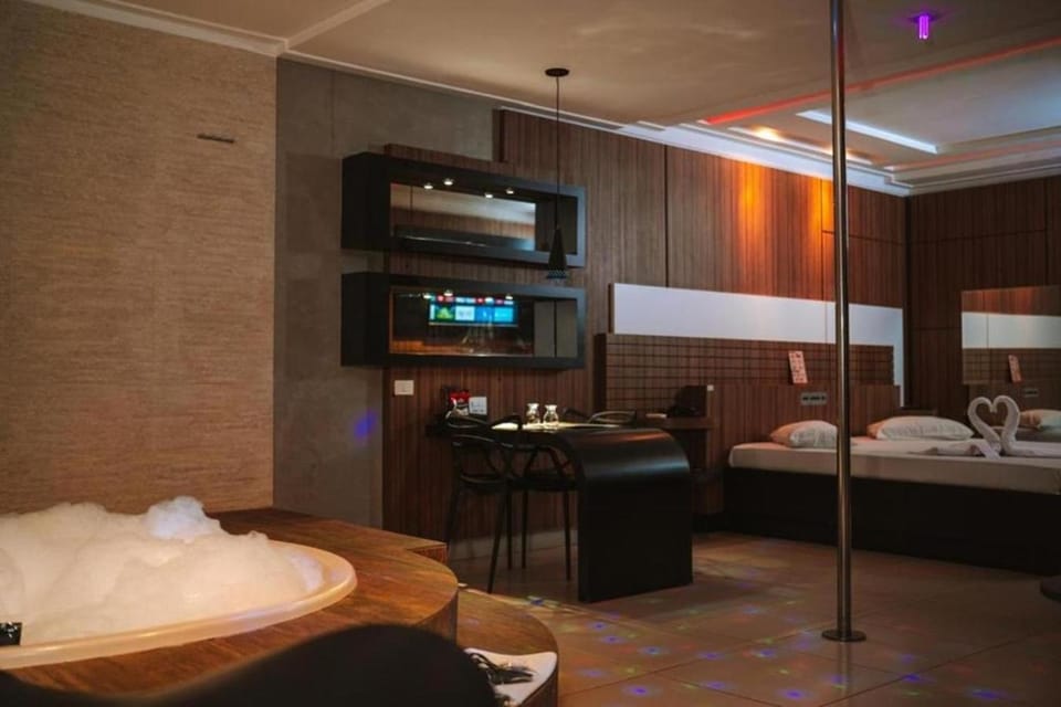 Bed, Hot Tub