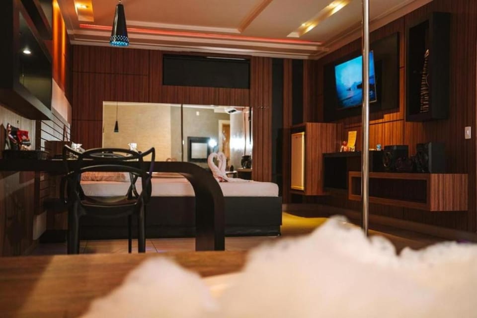 Hot Tub, TV and multimedia, Meals