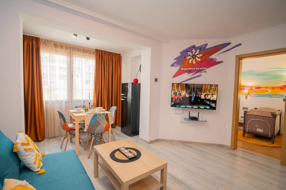 Communal lounge/ TV room, TV and multimedia, Living room, Dining area, Evening entertainment