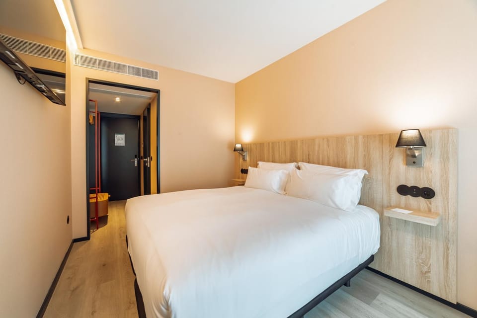 Bed, Photo of the whole room, Bedroom, wardrobe