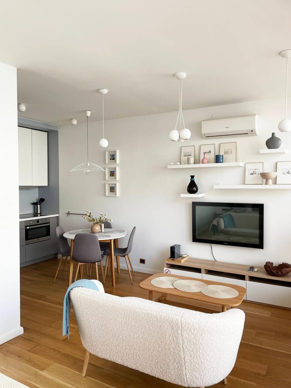 Kitchen or kitchenette, Living room, Seating area, Dining area