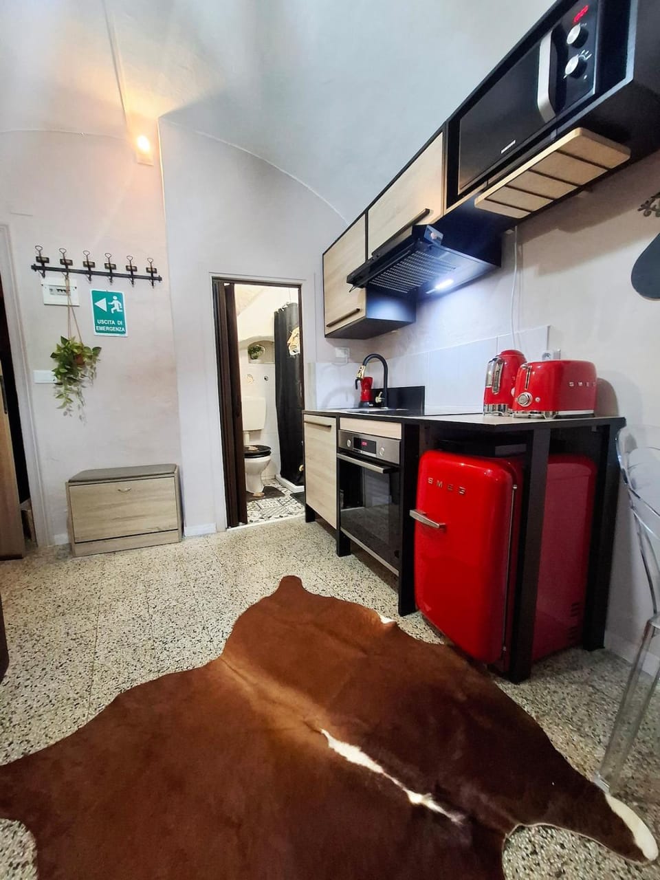 Kitchen or kitchenette, oven