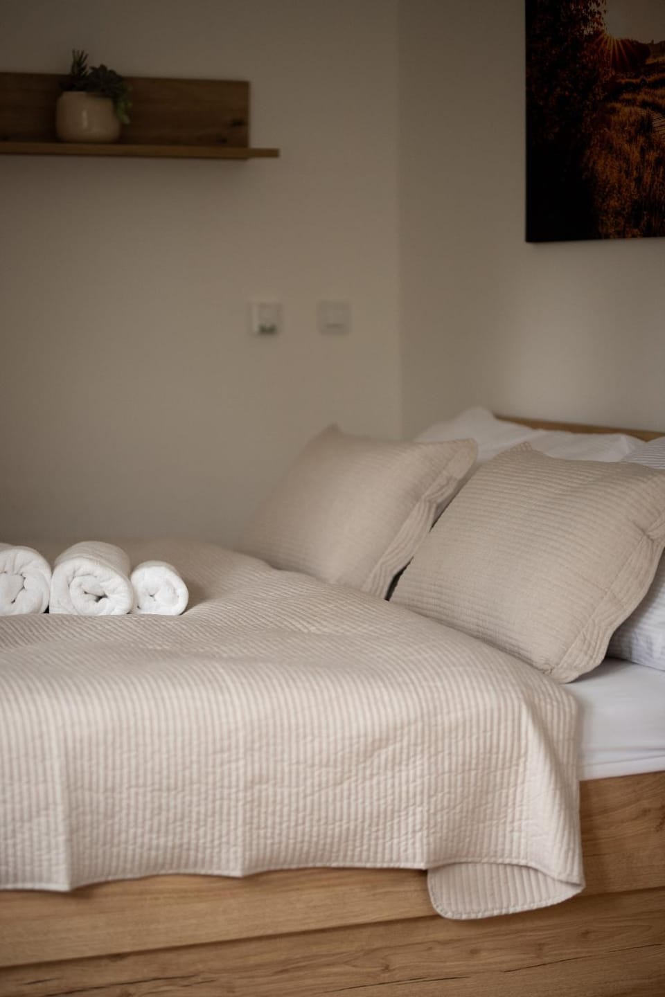 Bed, Bedroom, towels