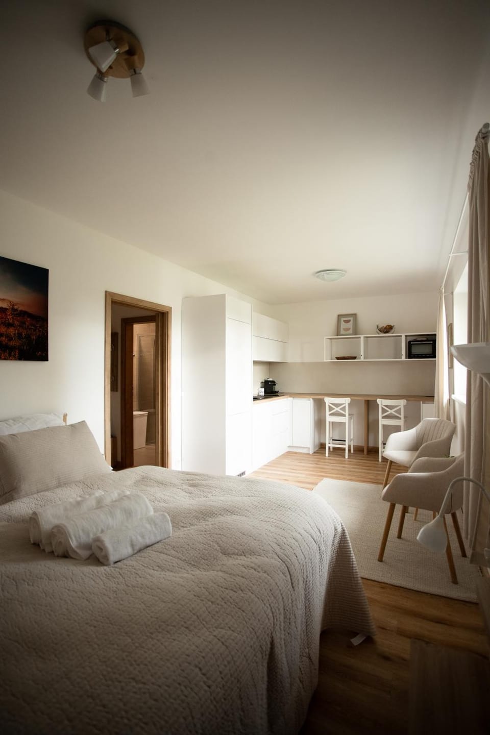 Bed, TV and multimedia, Photo of the whole room, Seating area, Dining area, Bedroom, towels